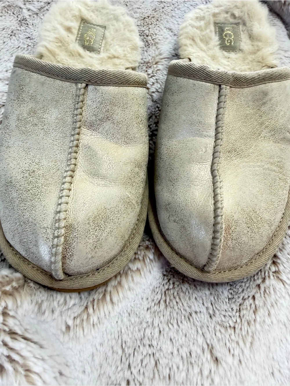 UGG Kids Classic Slippers Metallic Champagne Sheepskin Size 1 Youth